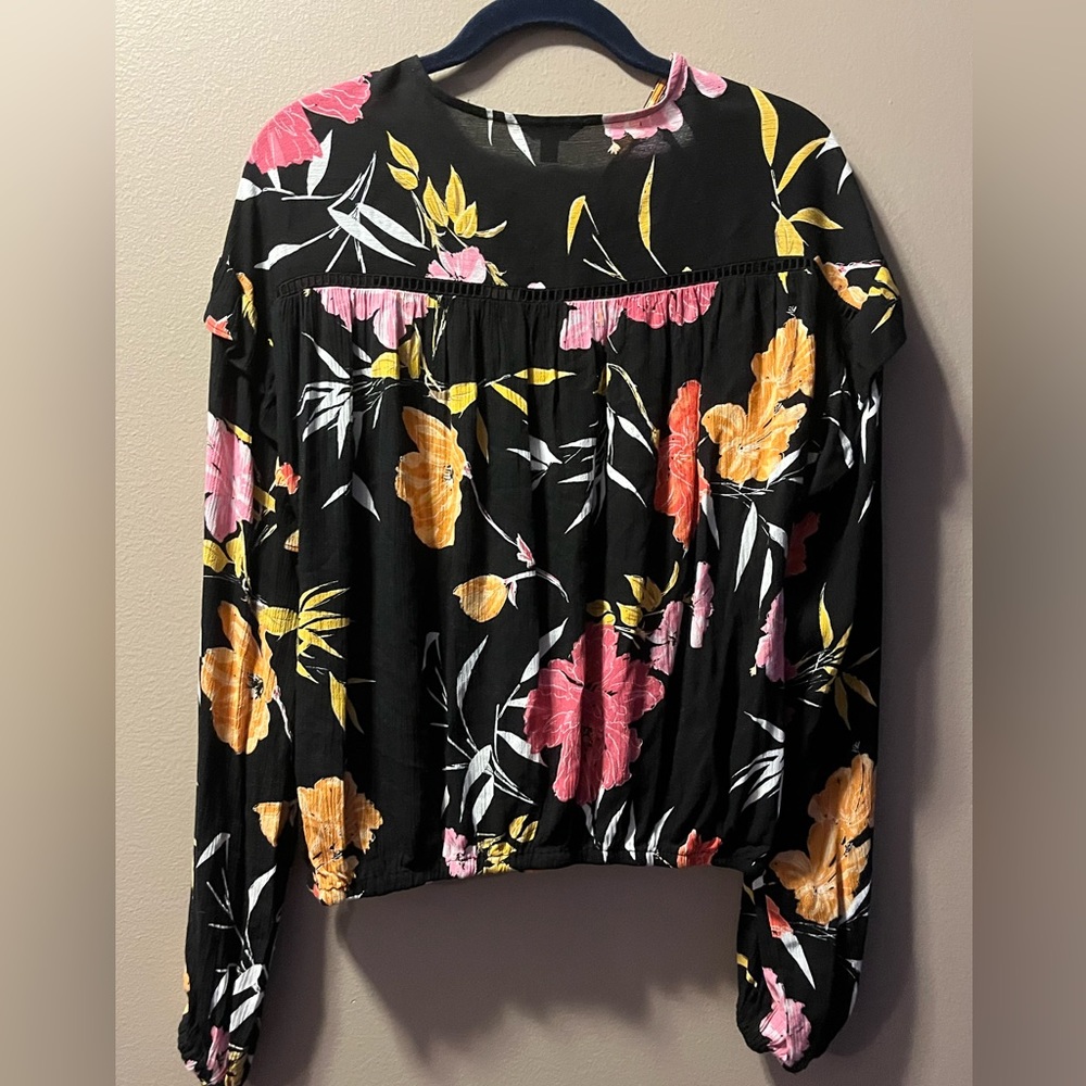 EUC Guess Black and Floral Long Sleeve Top- Size M - Picture 4 of 9